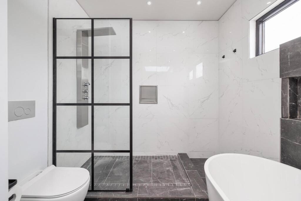 New Modern 1400 Sq Ft Coach House Near Everything Toronto Zewnętrze zdjęcie