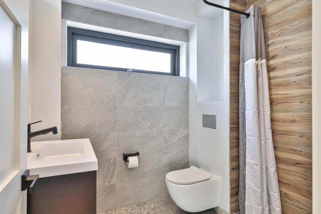 New Modern 1400 Sq Ft Coach House Near Everything Toronto Zewnętrze zdjęcie